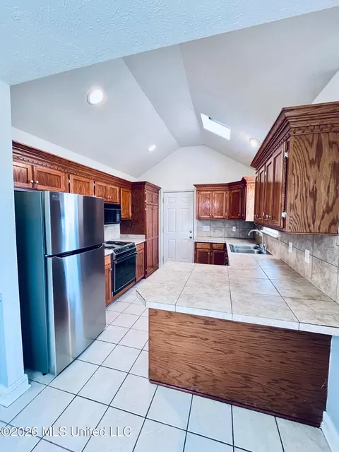 Kitchen - 3018 Windwood Cir, Flowood, MS 39232 photo 1 of 5