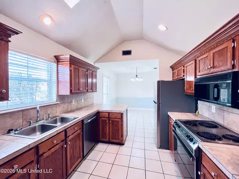 Kitchen - 3018 Windwood Cir, Flowood, MS 39232 photo 2 of 5