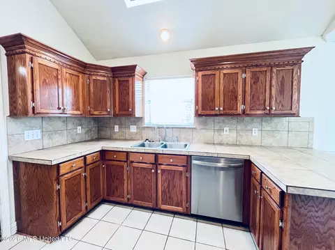 Kitchen - 3018 Windwood Cir, Flowood, MS 39232 photo 3 of 5