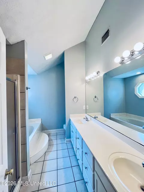 Bath - 3018 Windwood Cir, Flowood, MS 39232 photo 1 of 4