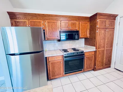 Kitchen - 3018 Windwood Cir, Flowood, MS 39232 photo 4 of 5