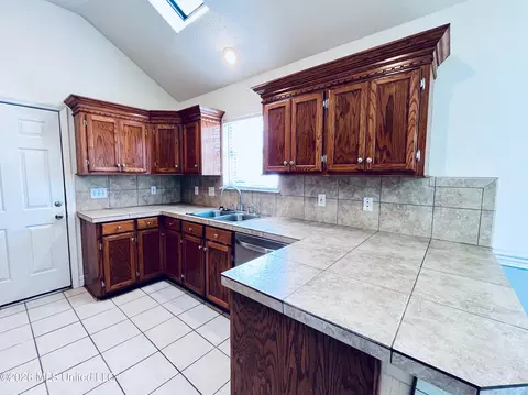 Kitchen - 3018 Windwood Cir, Flowood, MS 39232 photo 5 of 5