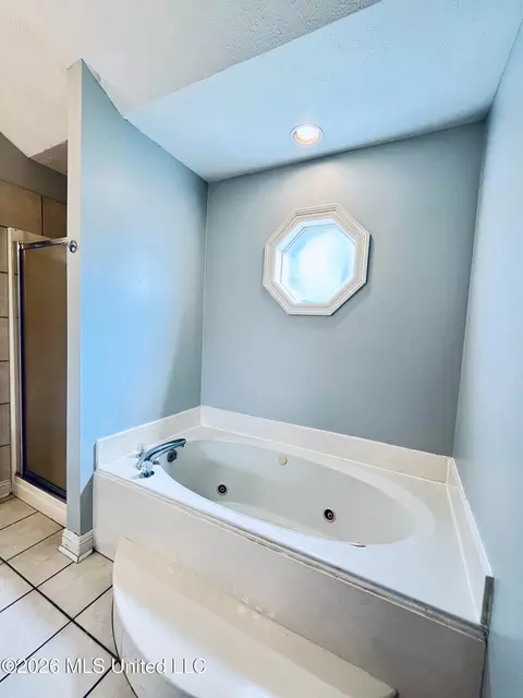 Bath - 3018 Windwood Cir, Flowood, MS 39232 photo 2 of 4