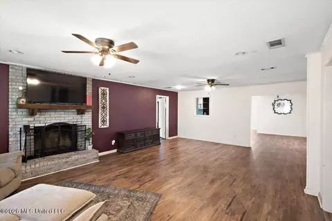 Living - 2081 Johnston Rd, Benton, MS 39039 photo 3 of 4