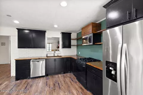 Kitchen - 2081 Johnston Rd, Benton, MS 39039 photo 2 of 2