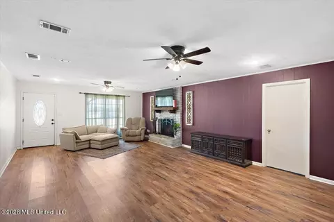Living - 2081 Johnston Rd, Benton, MS 39039 photo 2 of 4