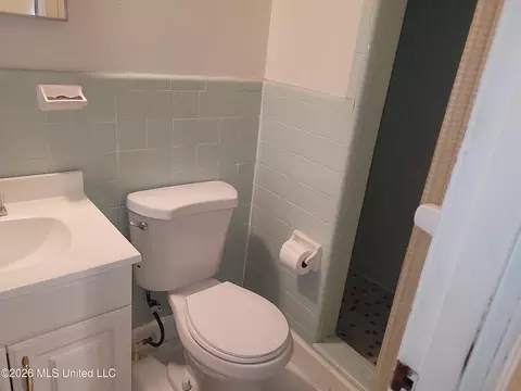 Bath - 1360 Brinkley Dr, Jackson, MS 39213 photo 2 of 2