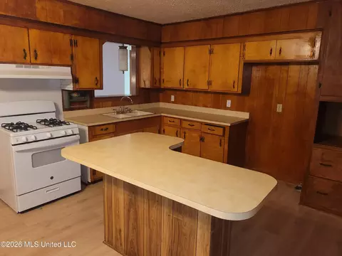 Kitchen - 1360 Brinkley Dr, Jackson, MS 39213 photo 2 of 2