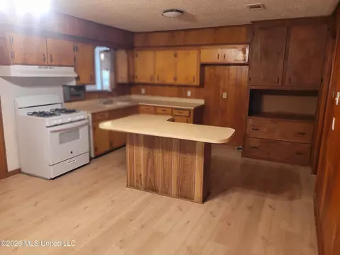 Kitchen - 1360 Brinkley Dr, Jackson, MS 39213 photo 1 of 2
