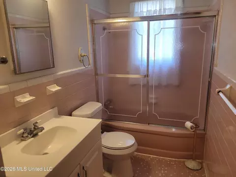 Bath - 1360 Brinkley Dr, Jackson, MS 39213 photo 1 of 2