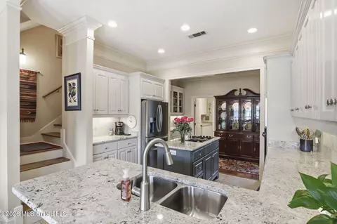 Kitchen - 563 Eastside Cv, Brandon, MS 39047 photo 2 of 6
