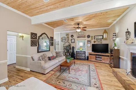 Living - 215 Comstock Ln, Madison, MS 39110 photo 1 of 2
