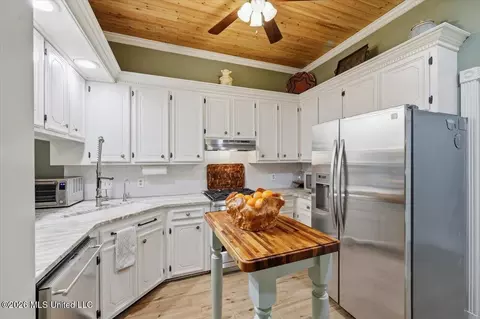 Kitchen - 215 Comstock Ln, Madison, MS 39110 photo 2 of 2