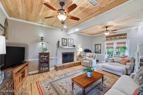 Living - 215 Comstock Ln, Madison, MS 39110 photo 2 of 2