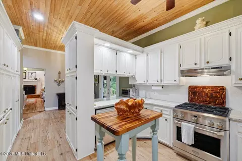 Kitchen - 215 Comstock Ln, Madison, MS 39110 photo 1 of 2