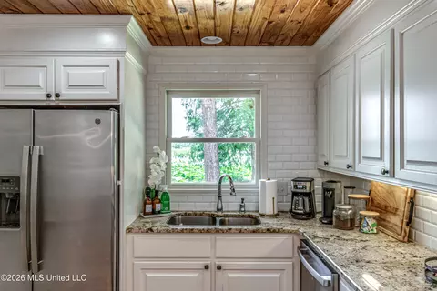 Kitchen - 12 Eagles Pt, Brandon, MS 39047 photo 5 of 6