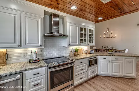 Kitchen - 12 Eagles Pt, Brandon, MS 39047 photo 6 of 6
