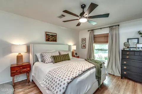 Bedroom - 12 Eagles Pt, Brandon, MS 39047 photo 3 of 11
