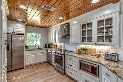 Kitchen - 12 Eagles Pt, Brandon, MS 39047 photo 4 of 6