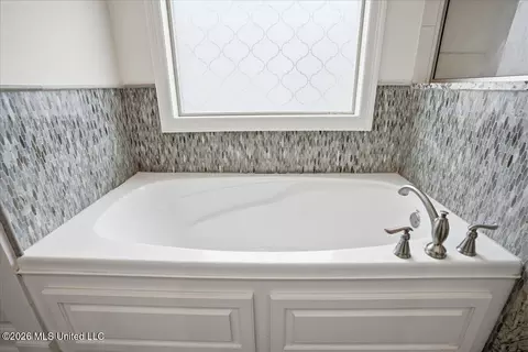 Bath - 607 Gloucester Way, Flowood, MS 39232 photo 2 of 2