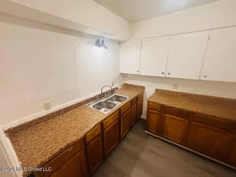 256 Iris Ave, Jackson, MS 39206 photo 2