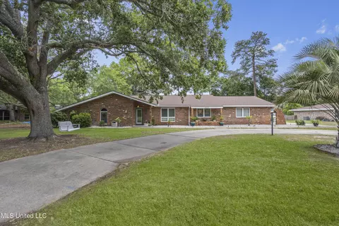222 Glen Eagles Dr, Ocean Springs, MS 39564