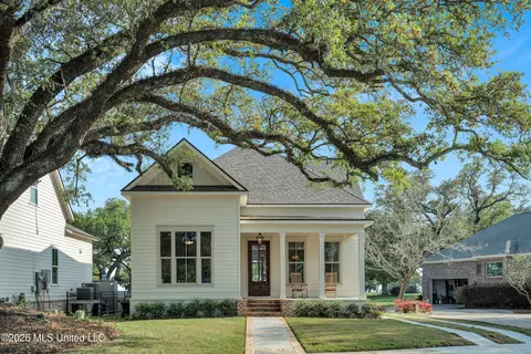 425 2nd St, Gulfport, MS 39507
