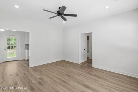 Living - 407 E Hillsdale Dr, Jackson, MS 39209 photo 3 of 4