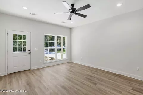 Living - 407 E Hillsdale Dr, Jackson, MS 39209 photo 4 of 4