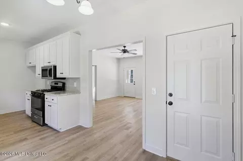 Entry Way - 407 E Hillsdale Dr, Jackson, MS 39209 photo 2 of 2