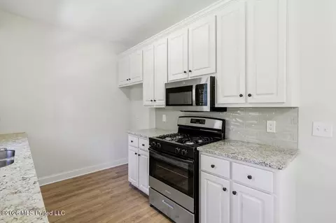 Kitchen - 407 E Hillsdale Dr, Jackson, MS 39209 photo 2 of 2