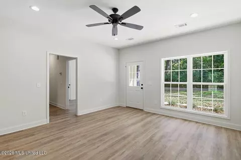 Living - 407 E Hillsdale Dr, Jackson, MS 39209 photo 2 of 4