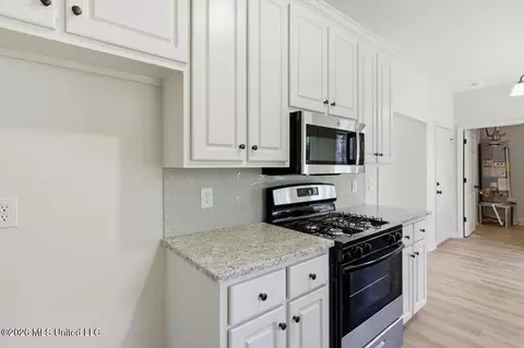 Kitchen - 407 E Hillsdale Dr, Jackson, MS 39209 photo 1 of 2
