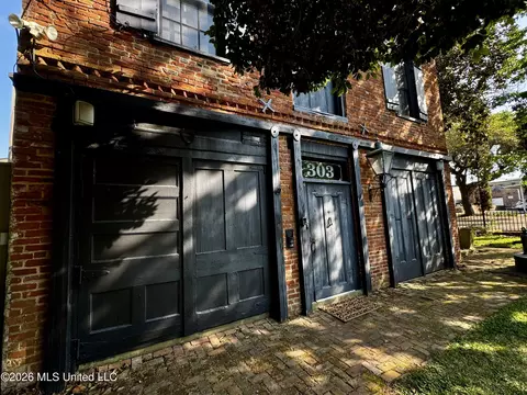 Exterior - 303 N Commerce St, Natchez, MS 39120 photo 2 of 4