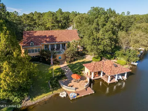 16 Chandeleur Pt, Hattiesburg, MS 39402