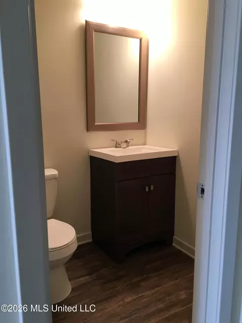 Bath - 1050 Monroe St #ABCD, Jackson, MS 39202 photo 2 of 3