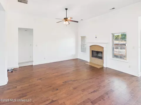 Living - 3337 Pecan Estates Dr, Hernando, MS 38632 photo 2 of 4