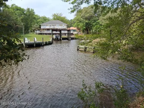 2101 Sandalwood Pl, Gautier, MS 39553