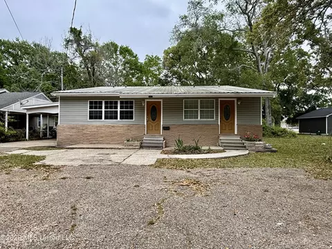 1906 8th St, Pascagoula, MS 39567