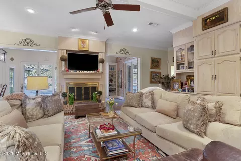 Living - 5111 Canton Heights Dr, Jackson, MS 39211 photo 3 of 4