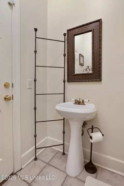 Bath - 5111 Canton Heights Dr, Jackson, MS 39211 photo 4 of 9