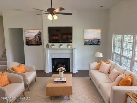 Living - 926 Buttermilk Dr, Nesbit, MS 38651 photo 2 of 2
