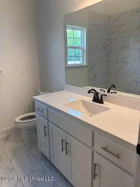 Bath - 926 Buttermilk Dr, Nesbit, MS 38651 photo 3 of 4