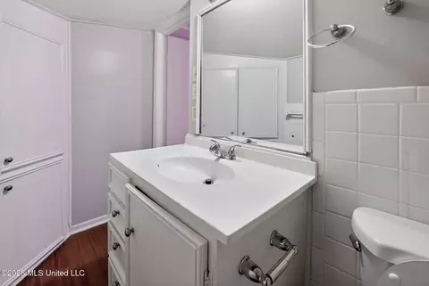Bath - 764 Avalon Rd, Jackson, MS 39206 photo 1 of 4