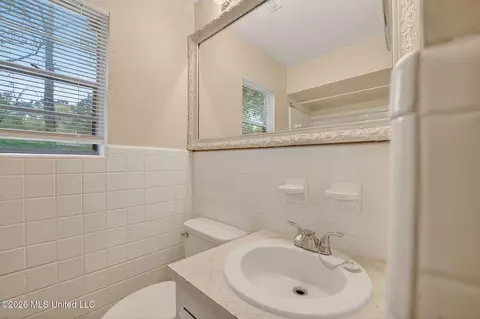 Bath - 1541 Dianne Dr, Jackson, MS 39204 photo 1 of 7