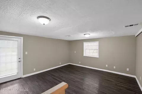 Living - 1541 Dianne Dr, Jackson, MS 39204 photo 13 of 13
