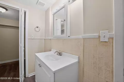 Bath - 1541 Dianne Dr, Jackson, MS 39204 photo 6 of 7
