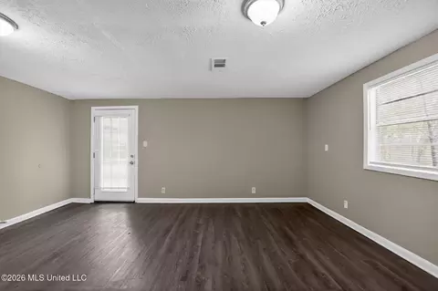 Living - 1541 Dianne Dr, Jackson, MS 39204 photo 8 of 13
