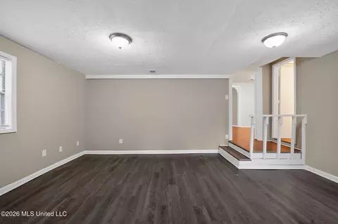 Living - 1541 Dianne Dr, Jackson, MS 39204 photo 7 of 13