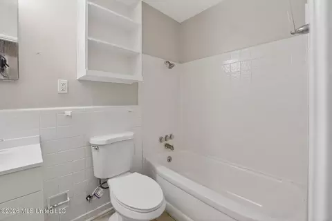 Bath - 5559 Queen Mary Ln, Jackson, MS 39209 photo 3 of 4